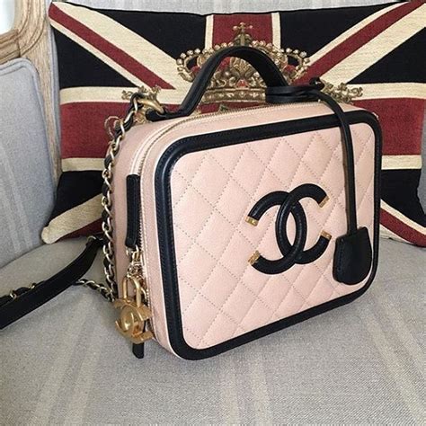 valigie chanel|A Guide to Chanel Vanity Case Styles .